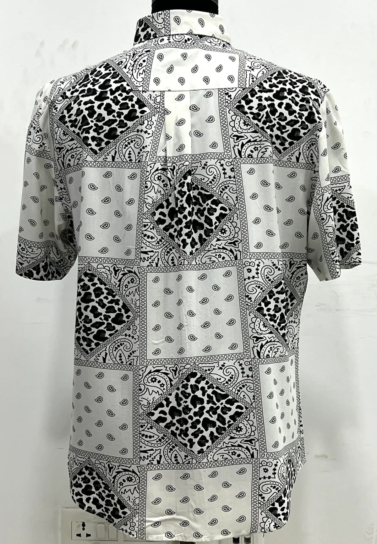 Back raw reference of a black-and-white bandana patchwork shirt